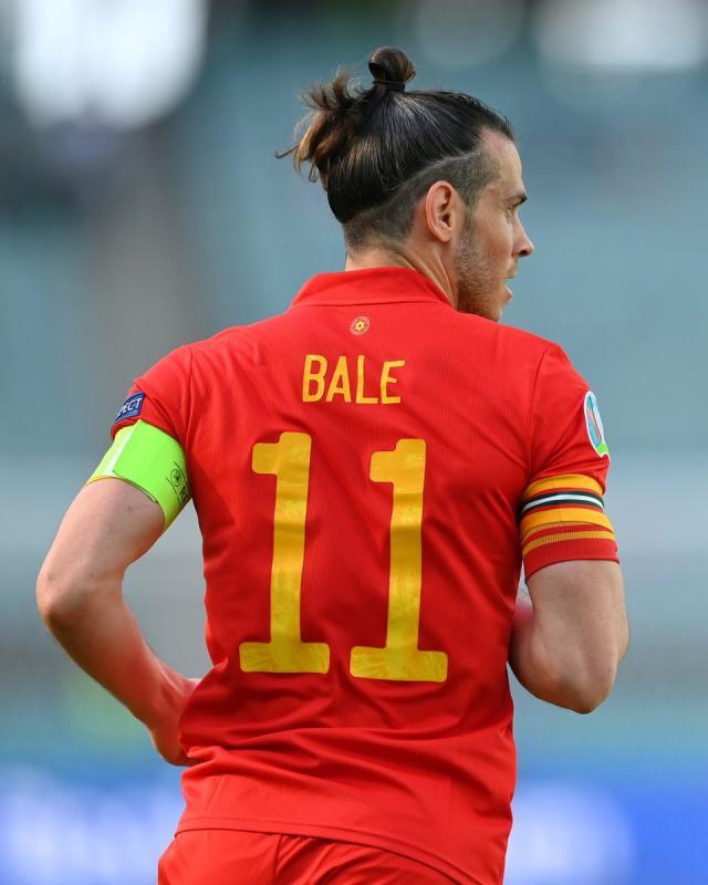 开云官网首页-永远有人18岁！贝尔看着恩博洛 满眼都是曾经自己