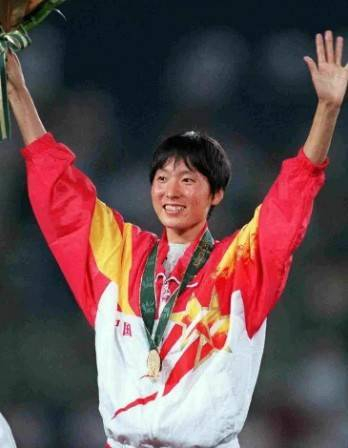 退役后移居美国，3个孩子3个爹，53岁奥运冠军王军霞现在还好吗？|中长跑|婚姻|运动员|人生|传奇_新浪体育_新浪新闻
